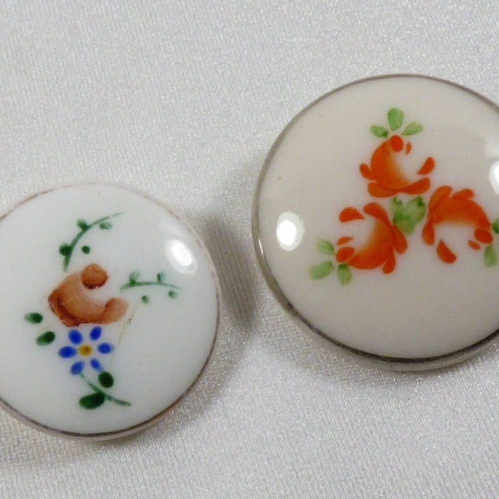 Vintage lot of 2 assorted white milk glass color buttons with flowers MODE